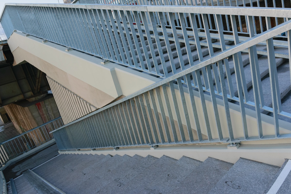 Rampes et garde-corps en aluminium galvanisé installés sur escalier extérieur commercial, Drummondville.